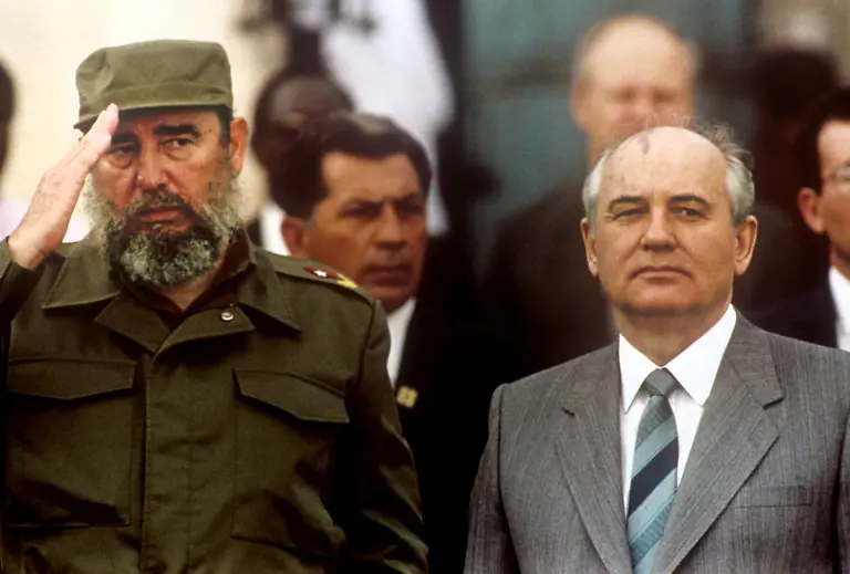 Der-Generalsekretaer-des-ZK-der-KPdSU-Michail-Gorbatschow-r-am-02-04-1989-in-Havanna-Kuba-mit-Fidel-Castro-l-Gorbatschow-wurde-am-02-03-1931-in-Priwolnje-UdSSR-geboren-Von-1985-1991-leitete-er-mit-einer-Politik-des-Glasnost-Offenheit-und-der-Perestroika-Umbau-das-Ende-des-Kalten-Krieges-ein-und-machte-die-deutsche-Wiedervereinigung-moeglich-Von-1990-1991-war-er-Staatspraesident-der-Sowjetunion