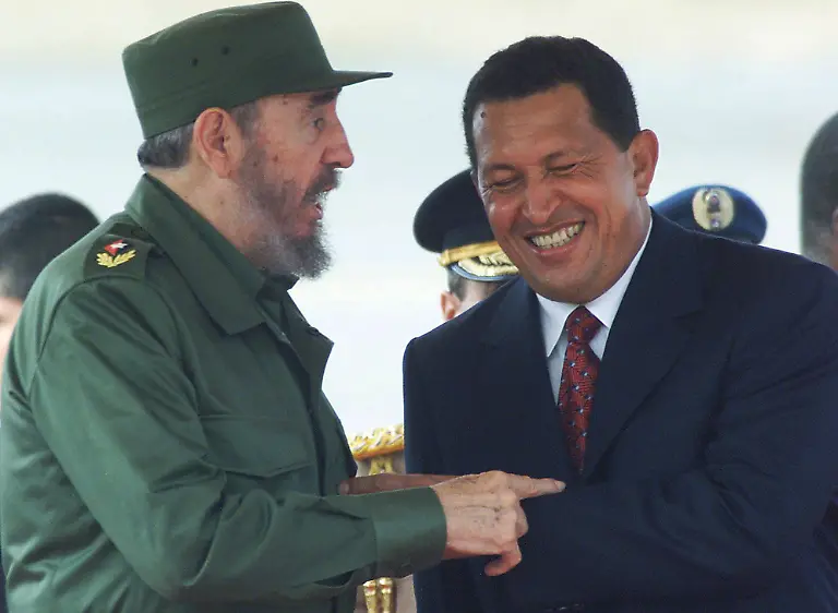 Cuban-President-Fidel-Castro-left-talks-with-the-Venezuelan-President-Hugo-Chavez-during-the-welcoming-ceremony-at-the-Caracas-Venezuela-international-airport-Thursday-Oct-26-2000-Chavez-and-Castro-planned-to-sign-an-agreement-to-sell-Venezuelan-oil-at-a-discount-to-Cuba-similar-to-deals-Chavez-signed-with-10-Central-American-and-Caribbean-countries-last-week