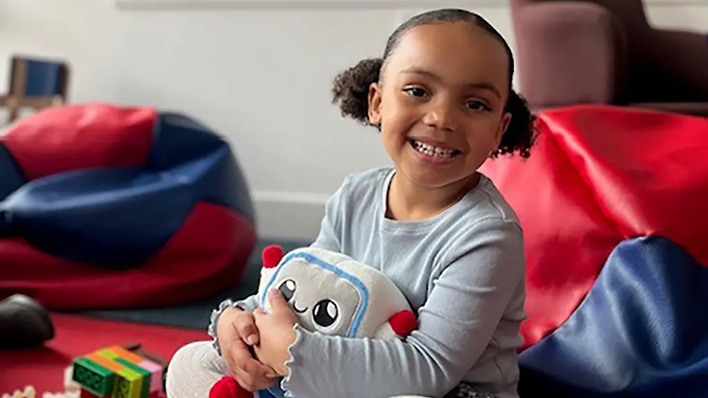 Die-dreijaehrige-Mia-spielt-waehrend-eines-Experiments-an-der-Universitaet-Cambridge-mit-einem-KI-gestuetzten-Plueschtier-undatiertes-Handout-Experten-zufolge-birgt-KI-Spielzeug-fuer-Kinder-betraechtliche-Risiken