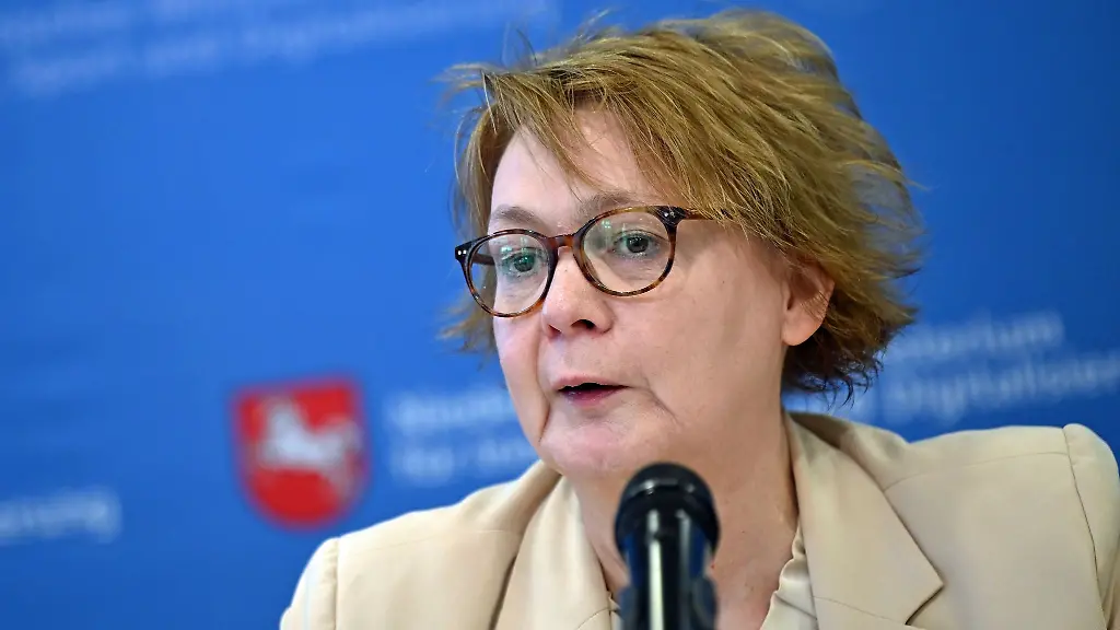 Die-Zahl-der-Straftaten-in-Niedersachsen-geht-zurueck-dafuer-nehmen-Messerangriffe-zu-wie-Innenministerin-Daniela-Behrens-sagt