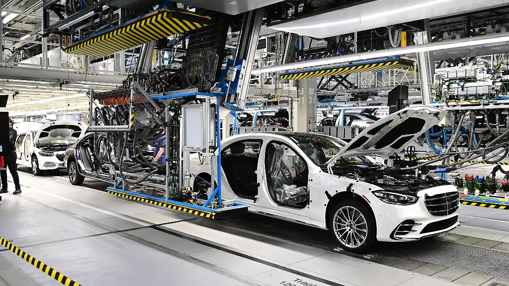 Mitarbeiter-des-Stuttgarter-Autoherstellers-Mercedes-Benz-arbeiten-in-der-Factory-56-im-Merecdes-Benz-Werk-in-Sindelfingen-in-der-Fertigung-am-Band-von-Oberklasse-und-Luxusfahrzeugen-In-der-Factory-56-laufen-neben-dem-EQS-alle-Varianten-der-Mercedes-Benz-S-Klasse-sowie-die-Mercedes-Maybach-S-Klasse-vom-Band