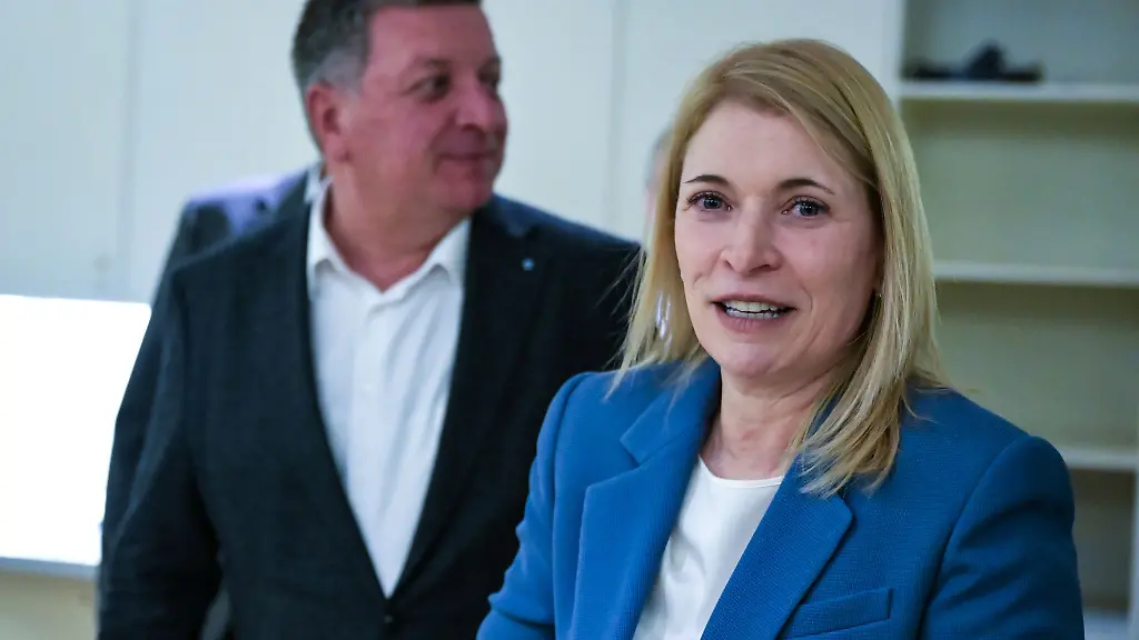 Bahnchefin-Evelyn-Palla-und-Verkehrsminister-Christian-Bernreiter-im-Landtag