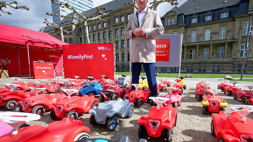 Jochen-Ott-Vorsitzender-der-SPD-Fraktion-im-Landtag-von-Nordrhein-Westfalen-steht-zwischen-Bobbycars-vor-der-Staatskanzlei