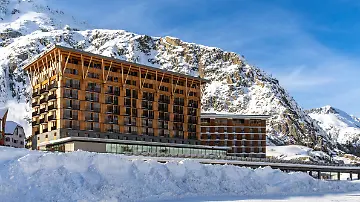 Radisson Blu Hotel Reussen_Hotel im Winter_Andermatt Swiss Alps