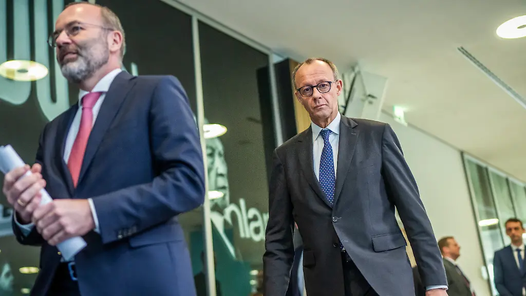 Friedrich-Merz-r-CDU-Bundesvorsitzender-und-CDU-CSU-Fraktionsvorsitzender-im-Bundestag-kommt-hinter-Manfred-Weber-CSU-Vorsitzender-der-EVP-Europaeische-Volkspartei-Fraktion-im-Europaparlament-zu-der-Pressekonferenz-nach-der-CDU-Klausur-mit-Staats-und-Regierungschefs-der-EVP-Die-CDU-ist-Gastgeber-des-Treffens-in-der-Parteizentrale-in-Berlin-Es-geht-um-einen-thematischen-Arbeitsplan-der-EVP-und-um-Entbuerokratisierungs-Plaene-auf-europaeischer-Ebene