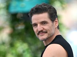 Er macht den Anti-Leo: Ohne Schnauzer ist Pedro Pascal kaum wiederzuerkennen