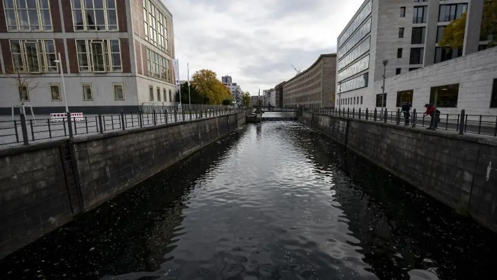 Der-Spreekanal-am-Humboldt-Forum