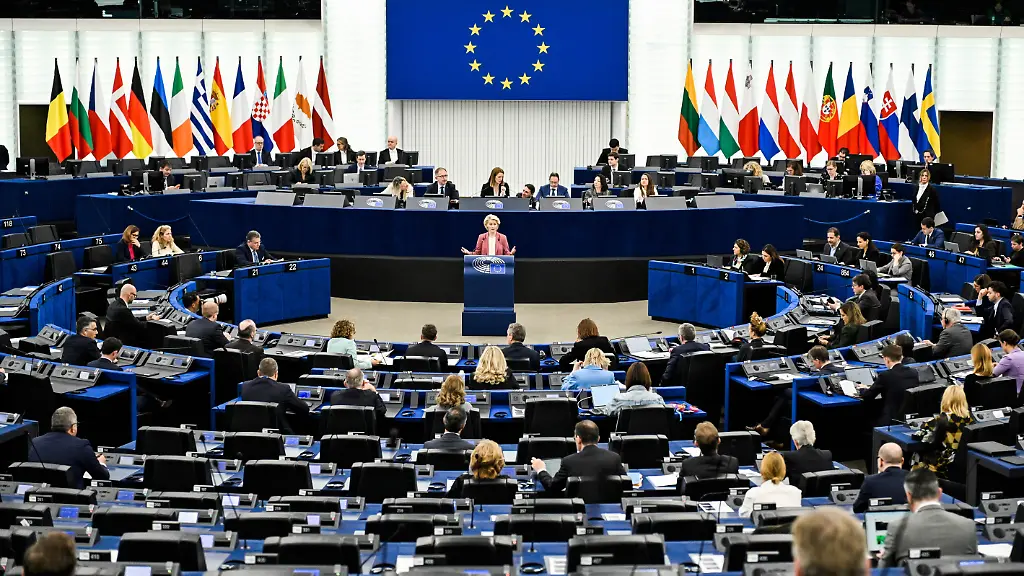 Ursula-von-der-Leyen-Praesidentin-der-Europaeischen-Kommission-EU-spricht-im-EU-Parlament-waehrend-einer-gemeinsamen-Debatte-ueber-die-Situation-im-Nahen-Osten