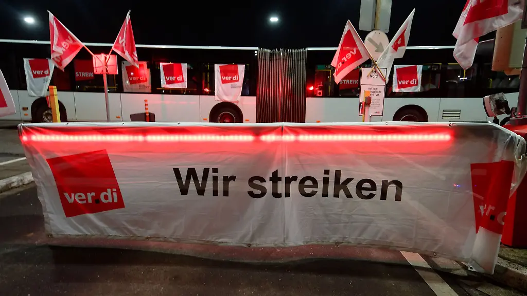 Die-Schranke-bleibt-unten-Verdi-hat-den-Fahrdienst-in-Nahverkehrsbetrieben-wie-der-KVB-zum-Warnstreik-aufgerufen