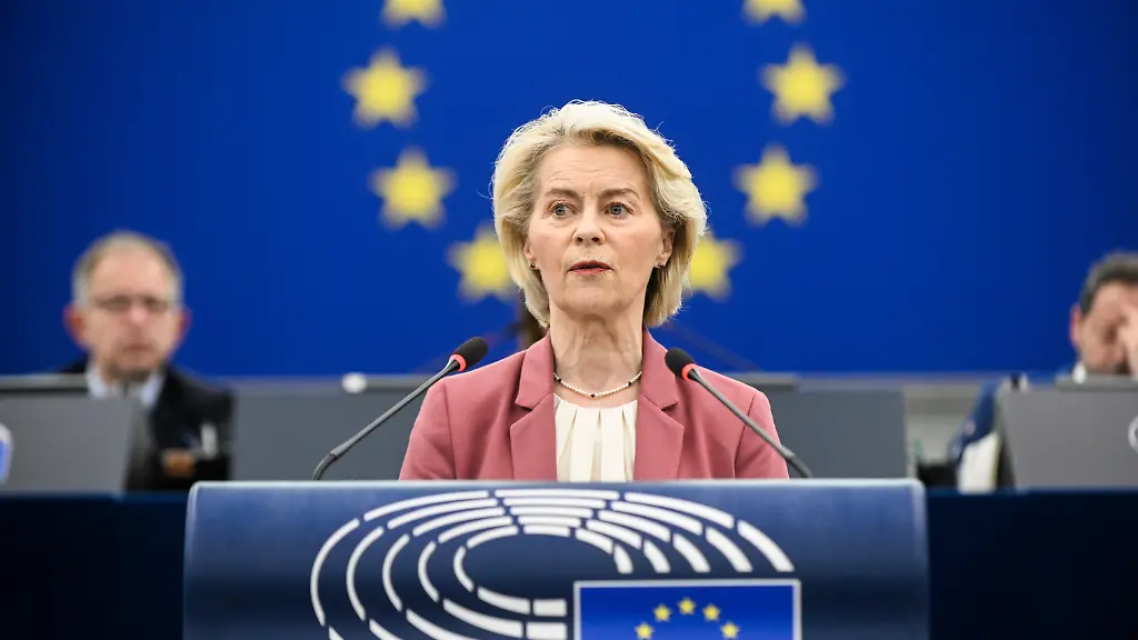 Ursula-von-der-Leyen-Praesidentin-der-Europaeischen-Kommission-EU-spricht-im-EU-Parlament-waehrend-einer-gemeinsamen-Debatte-ueber-die-Situation-im-Nahen-Osten
