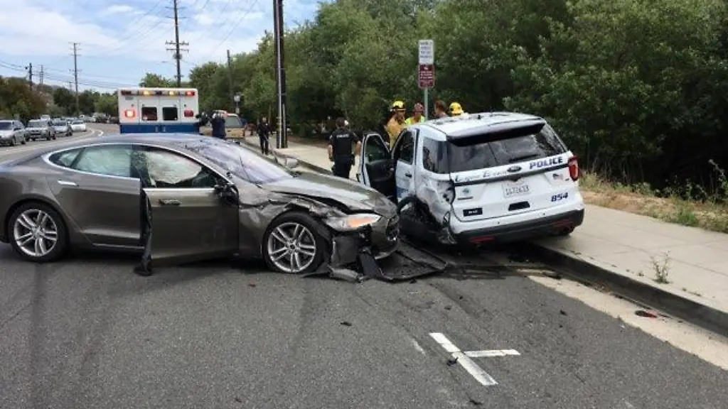 2018-05-30T000000Z-1261892184-RC18C1D15CD0-RTRMADP-3-TESLA-AUTOPILOT