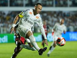 Neymar Am Ball Fuer Den FC Santos