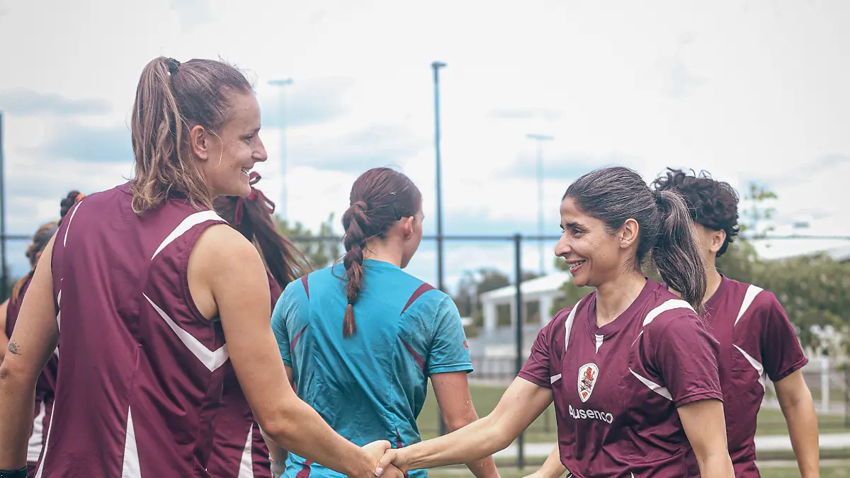Die-iranische-Fussballspielerin-Atefeh-Ramezanisadeh-r-wird-beim-Training-der-Brisbane-Roar-in-Brisbane-Australien-begruesst