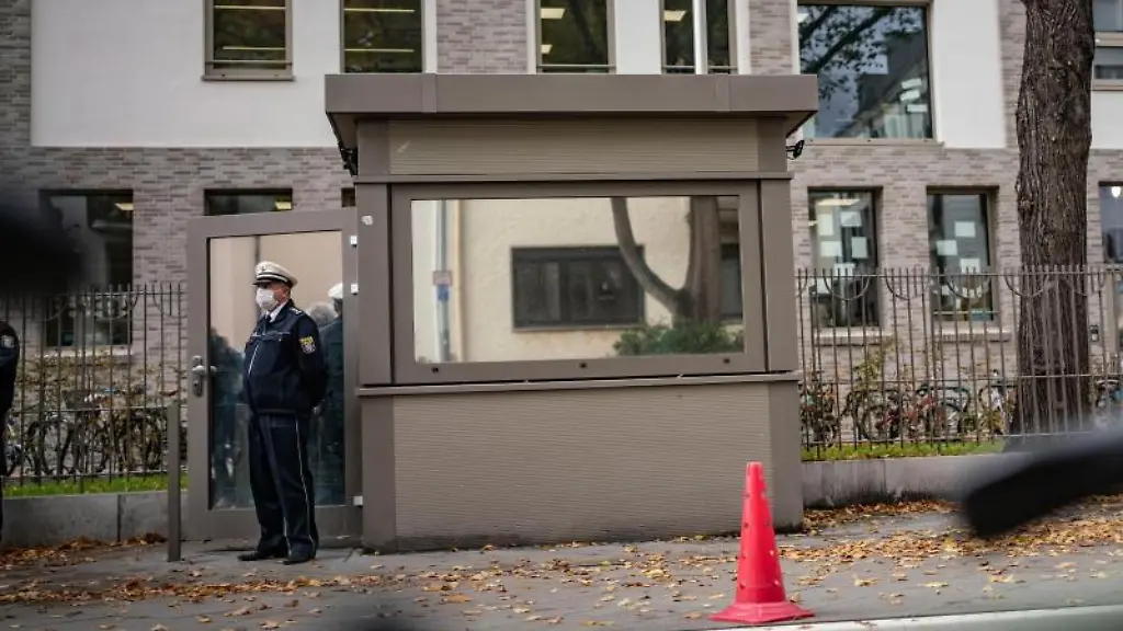 Ein-Polizist-steht-an-dem-neuen-Wachcontainer-vor-dem-Ignatz-Bubis-Gemeindezentrum-der-Juedischen-Gemeinde-Frankfurt-Der-von-der-Gemeinde-erbaute-und-finanzierte-Container-wurde-jetzt-offiziell-der-Frankfurter-Polizei-uebergeben-die-dauerhaft-das-Gebaeude-bewacht