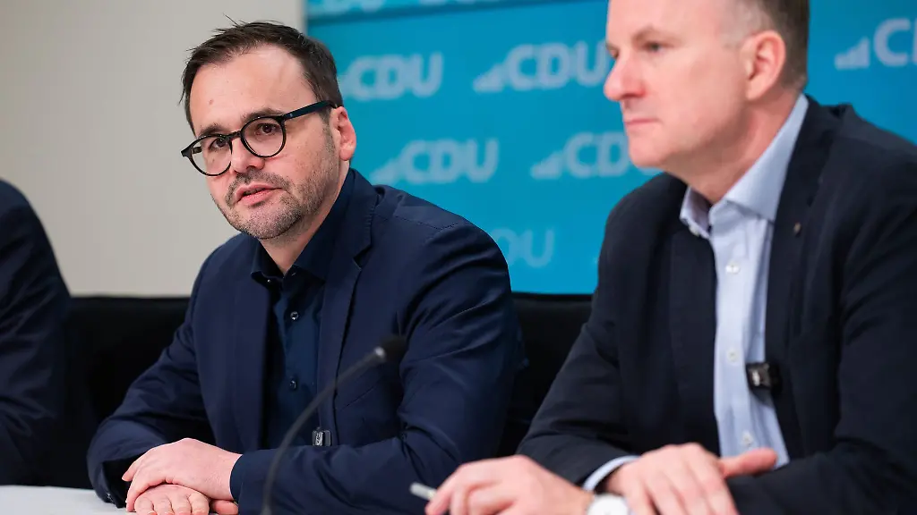 Steeven-Bretz-rechts-folgt-auf-Jan-Redmann-als-CDU-Landtagsfraktionschef-in-Brandenburg-Archivbild