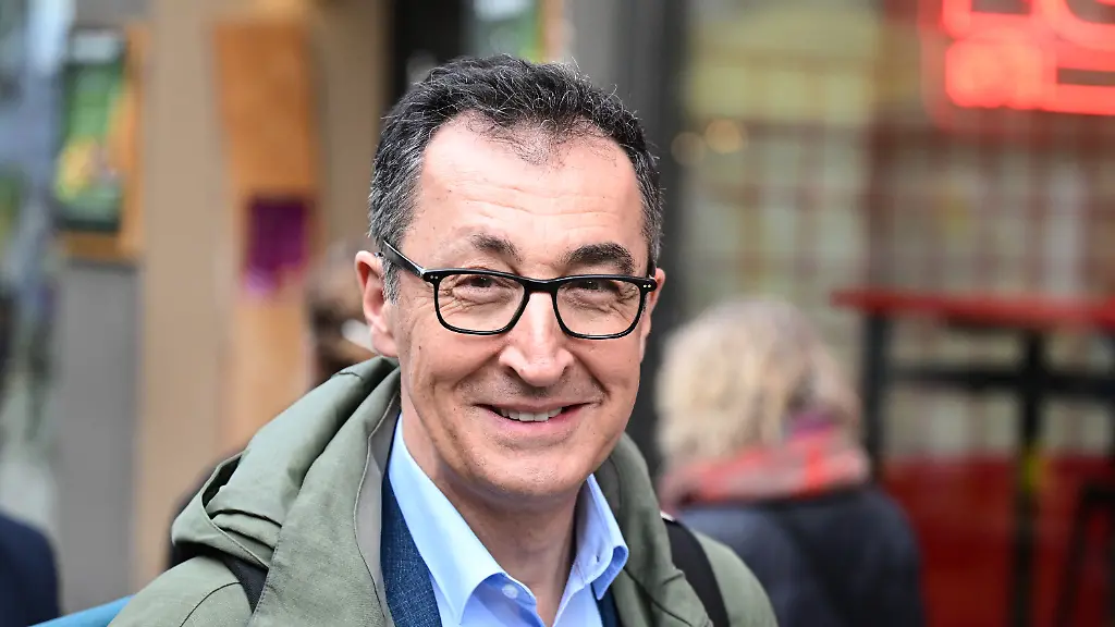 Cem-Oezdemir-Buendnis-90-Die-Gruenen-Spitzenkandidat-fuer-die-Landtagswahl-in-Baden-Wuerttemberg-2026-verlaesst-die-Landeszentrale-nach-einer-Sitzung-des-Landesvorstands-seiner-Partei