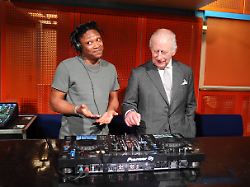Bei Besuch in Manchester: König Charles III. gibt den DJ