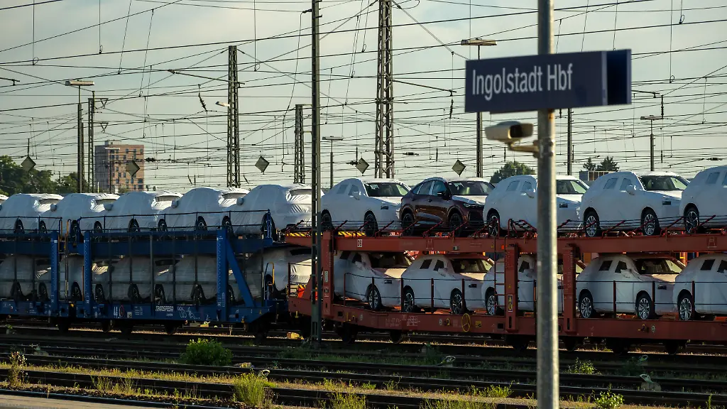 561136226
