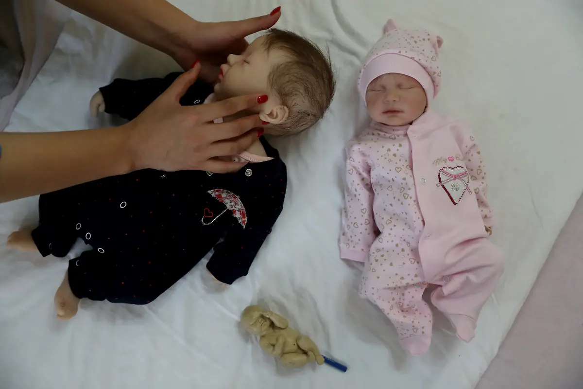 2020-10-22T121250Z-2056752639-RC2ONJ9VVPW9-RTRMADP-3-IRAN-FAMILIES-DOLLS