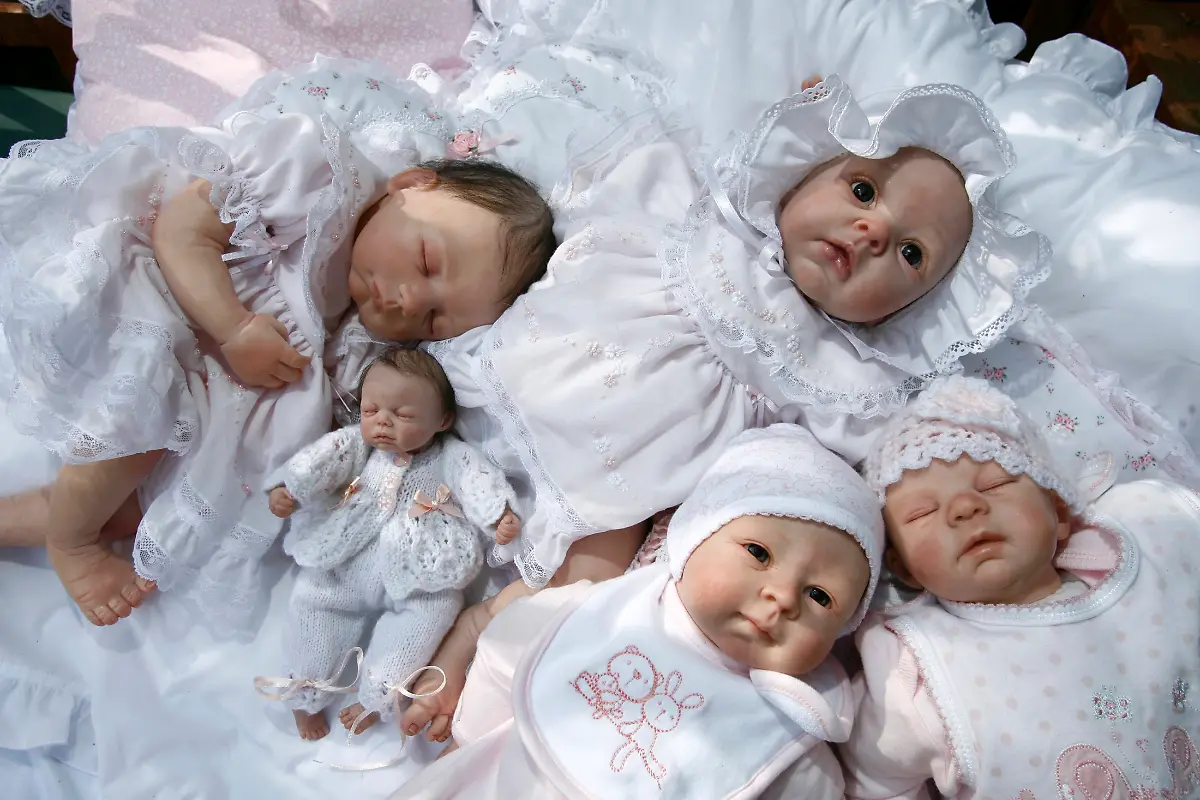 2008-07-17T120000Z-23702095-LM1E46G1IV701-RTRMADP-3-BRITAIN-DOLLS-REBORN