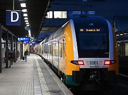 Berlin & Brandenburg: Frau wird von Regionalbahn erfasst und stirbt