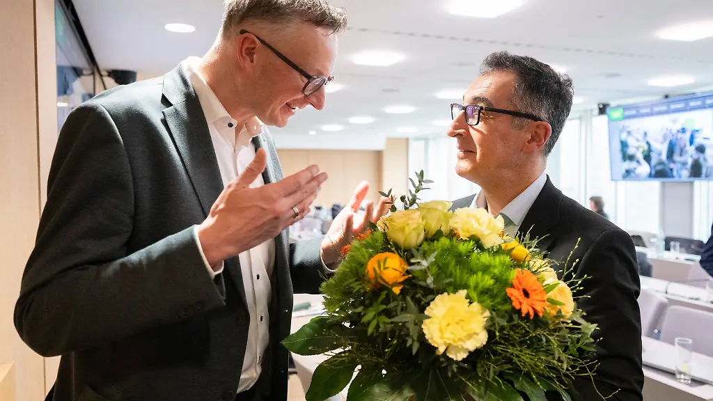 Der-bisherige-Fraktionschef-der-Gruenen-im-Landtag-Andreas-Schwarz-links-bleibt-zunaechst-weiter-Vorsitzender-der-Fraktion