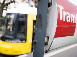 Berlin & Brandenburg: Mann bedroht Fahrgäste mit Messer – Polizei setzt Taser ein