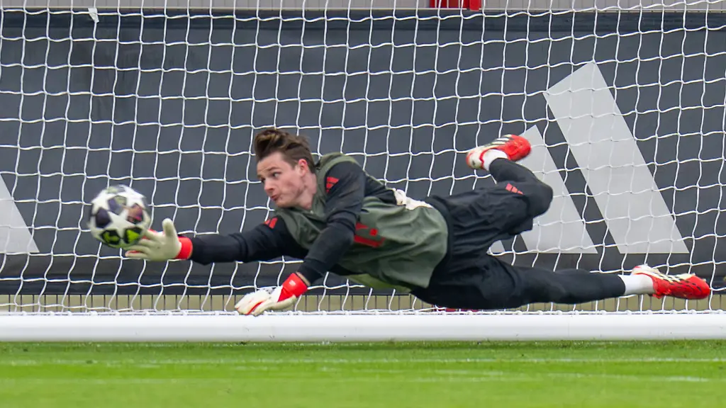 Jonas-Urbig-40-FC-Bayern-Muenchen-Abschlusstraining-vor-dem-UEFA-Champions-League-Spiel-gegen-Atalanta-Bergamo-Saison-2025-2026-an-der-Saebener-Strasse-17-03