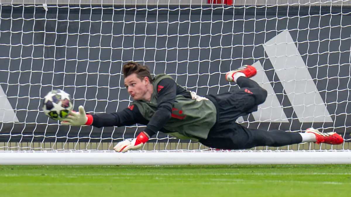 Jonas-Urbig-40-FC-Bayern-Muenchen-Abschlusstraining-vor-dem-UEFA-Champions-League-Spiel-gegen-Atalanta-Bergamo-Saison-2025-2026-an-der-Saebener-Strasse-17-03