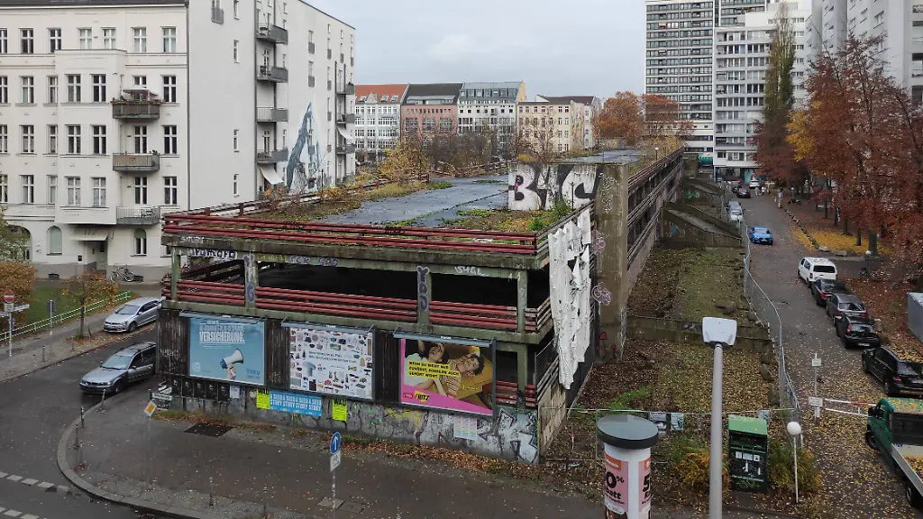 11-11-2025-Berlin-Deutschland-Lost-Place-Parkhaus-in-Kreuzberg