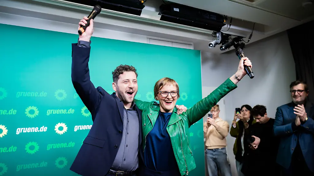 Franziska-Brantner-und-Felix-Banaszak-beide-Bundesvorsitzende-von-Buendnis-90-Die-Gruenen-reagieren-bei-der-Wahlparty-der-Bundesspitze-von-Buendnis-90-Die-Gruenen-in-der-Berliner-Parteizentrale-auf-die-ersten-Hochrechnungen-Am-8-Maerz-fand-in-Baden-Wuerttemberg-die-Landtagswahl-statt