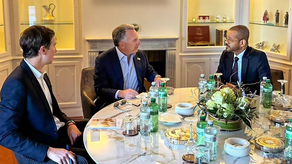 Omans-Aussenminister-Badr-al-Bussaidi-r-trifft-sich-mit-dem-Sondergesandten-des-Weissen-Hauses-Steve-Witkoff-M-und-Jared-Kushner-l-Schwiegersohn-von-US-Praesident-Trump-im-Rahmen-der-laufenden-iranisch-amerikanischen-Verhandlungen-in-der-Residenz-des-Golfstaats-Oman