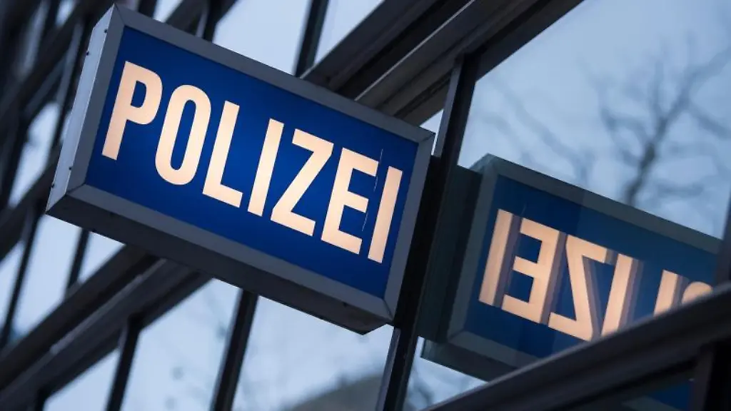 Der-Schriftzug-Polizei-an-einem-Polizeirevier
