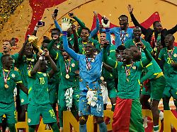 "Administrativer Raubüberfall": Nationalteam präsentiert Pokal, der ihm gar nicht gehört