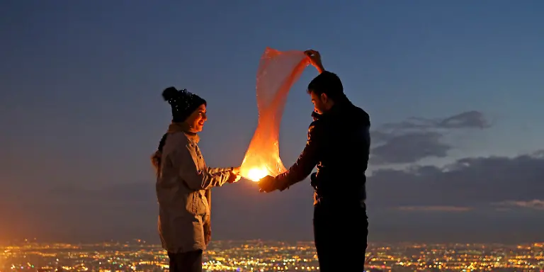 19-03-2019-Iran-Teheran-Ein-Paar-entzuendet-im-Rahmen-des-Tschahar-Schanbe-Suri-auch-Mittwochsfeuer-genannt-eine-Laterne-Am-Vorabend-des-letzten-Mittwochs-vor-Nouruz-dem-persischen-Neujahrs-und-Fruehlingsfest-wird-das-Mittwochsfeuer-angezuendet-Dieser-traditionelle-Brauch-gehoert-zu-den-bedeutendsten-Ritualen-des-persischen-Neujahrsfestes