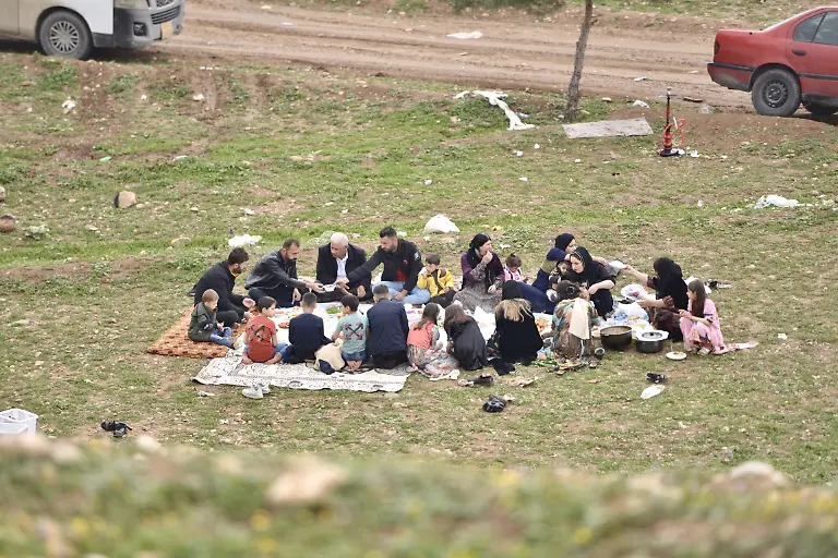 ERBIL-IRAQ-MARCH-21-People-have-a-picnic-during-the-Nowruz-celebration-at-picnic-area-considered-as-the-harbinger-of-spring-awakening-of-nature-and-brotherhood-in-Erbil-Iraq-on-March-21-2023