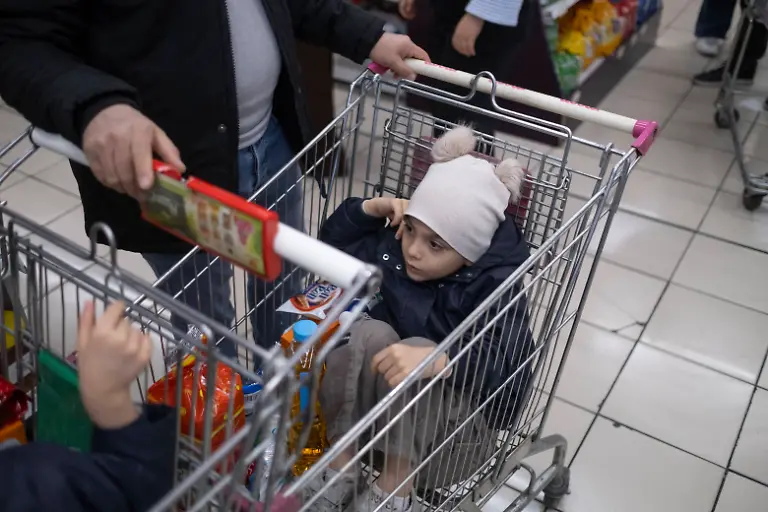 Shopping-And-Economy-In-Tehran-A-young-Iranian-boy-sits-on-a-cart-while-his-father-shops-for-food-products-at-a-state-chain-store-in-downtown-Tehran-Iran-on-January-16-2026-Tehran-Tehran-Iran-PUBLICATIONxNOTxINxFRA-Copyright-xMortezaxNikoubazlx-originalFilename-nikoubazl-shopping260116-npQru