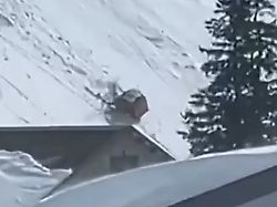 Mehrmals überschlagen: Gondel stürzt in Schweizer Skigebiet ab