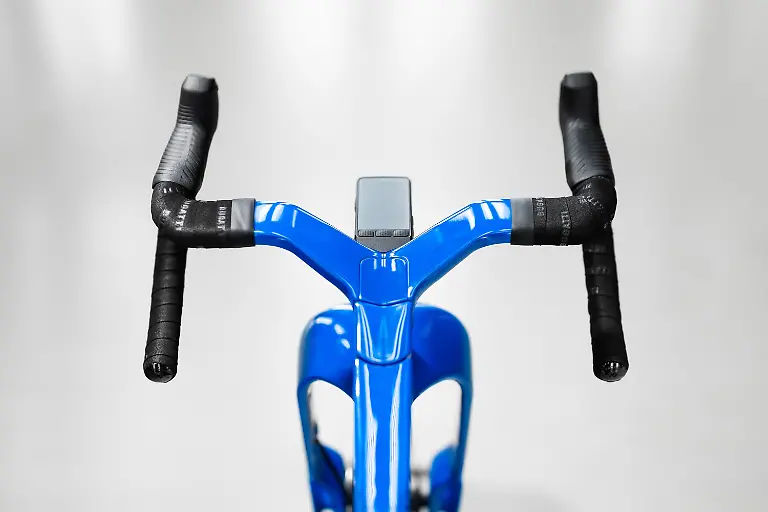 Kabel-und-Leitung-wurde-in-das-Innere-des-Lenkers-verlegt