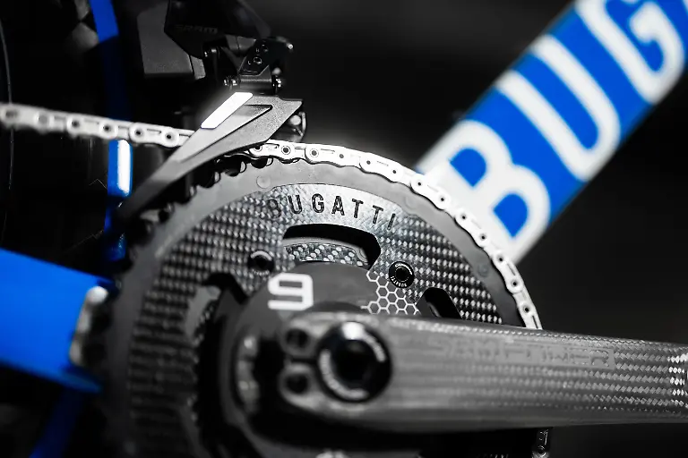 Die-vorderen-Kettenblaetter-setzen-auf-einen-Carbonkern