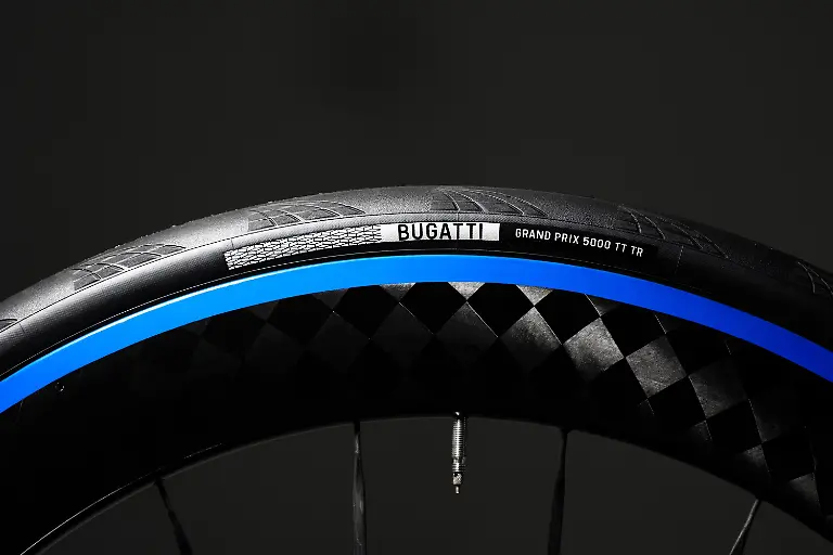 Die-Conti-Reifen-tragen-einen-Bugatti-Schriftzug