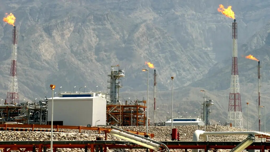 Blick-auf-Teile-der-Foerderanlagen-des-South-Pars-Gas-Feldes-in-der-iranischen-Hafenstadt-Assalouyeh-in-der-Provinz-Buschehr-am-Persischen-Golf-Die-vierte-und-fuenfte-Baustufe-der-Anlage-wurden-am-26-5-2003-von-iranischen-Offiziellen-und-Repraesentanten-auslaendischer-Investoren-eingeweiht