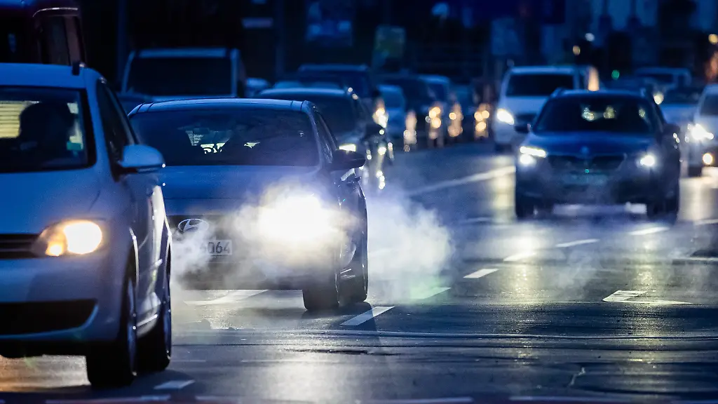 Autos-stossen-auf-der-Martin-Luther-Strasse-im-Berliner-Ortsteil-Schoeneberg-Abgase-aus-Am-heutigen-Montag-16-03-2026-tagt-eine-von-den-Koalitionsfraktionen-im-Bundestag-eingesetzte-Taskforce-zu-den-gestiegenen-Energiepreisen
