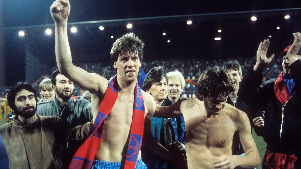 Número de imagen-04089797-Fecha-19-03-1986-Copyright-imago-Kicker-Eissner-Wolfgang-Funkel-2-de-izquierda-y-Mathias-Herget-ambos-Uerdingen-2-de-derecha