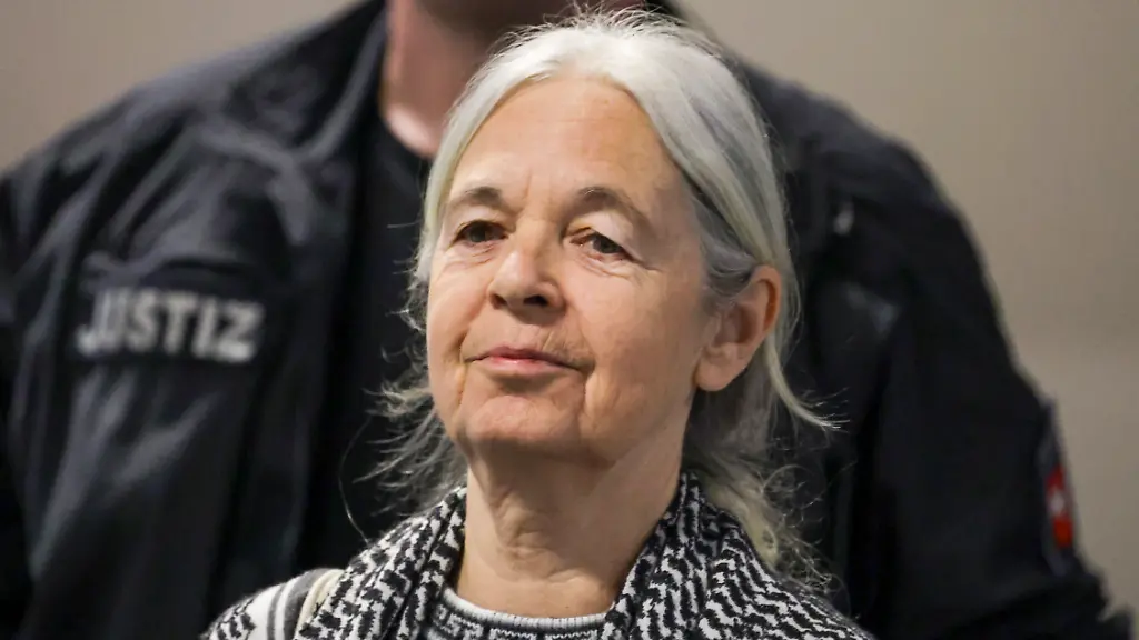 Die-Angeklagte-Daniela-Klette-erscheint-im-provisorischen-Saal-des-Landgerichts-Verden-Klette-werden-versuchter-Mord-und-mehrere-Raubueberfaelle-zur-Last-gelegt-die-sie-gemeinsam-mit-Komplizen-begangen-haben-soll-An-diesem-Verhandlungstag-soll-erstmals-vor-Gericht-ueber-einen-Ueberfall-am-2-Januar-2015-in-Osnabrueck-gesprochen-werden