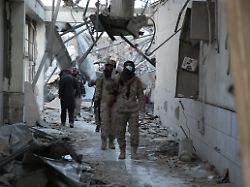 Nach schwerem Luftangriff : Taliban und Pakistan vereinbaren Feuerpause bis Ramadan-Ende