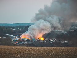 Thüringen: Großbrand auf Mülldeponie in Zeulenroda - Warnung