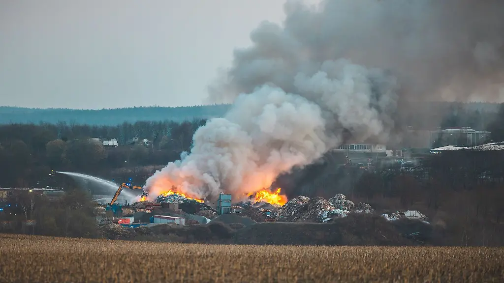 Die-brennende-Flaeche-wird-aktuell-auf-rund-2-700-Quadratmeter-geschaetzt