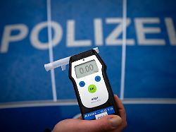 Rheinland-Pfalz & Saarland: Mann prallt mit Auto gegen Haus und greift Unfallzeugen an