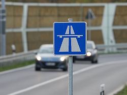 Rheinland-Pfalz & Saarland: Ladendieb flieht zu Fuß über Autobahn – Stau auf der A8